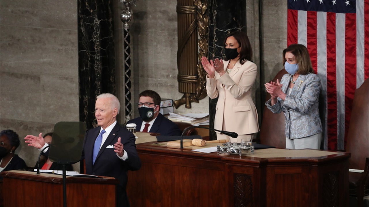 Στην ομιλία του στο Κογκρέσο ο πρόεδρος Μπάιντεν χαιρέτισε μια...