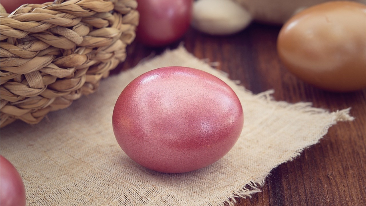 Παντζαρόφυλλα για βάψιμο των αβγών και άλλα φυτά του Πάσχα