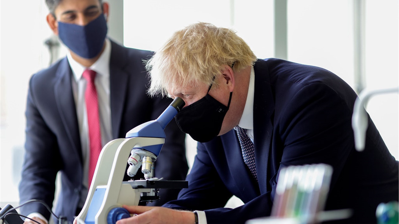 Βρετανία: Ο Μπόρις Τζόνσον αντιμέτωπος με νέα ερωτήματα για τα...