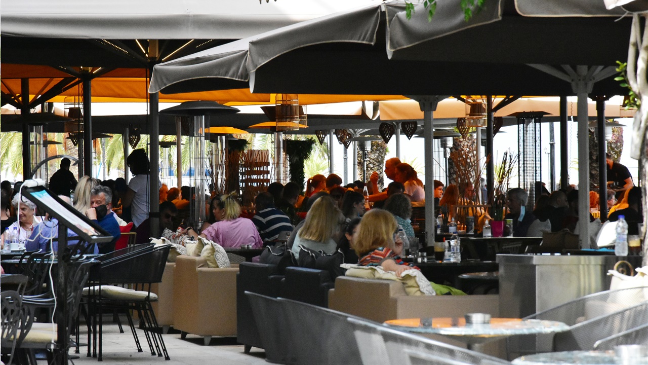 Η κίνηση στα καταστήματα εστίασης, πρώτη μέρα ανοίγματος ύστερα...