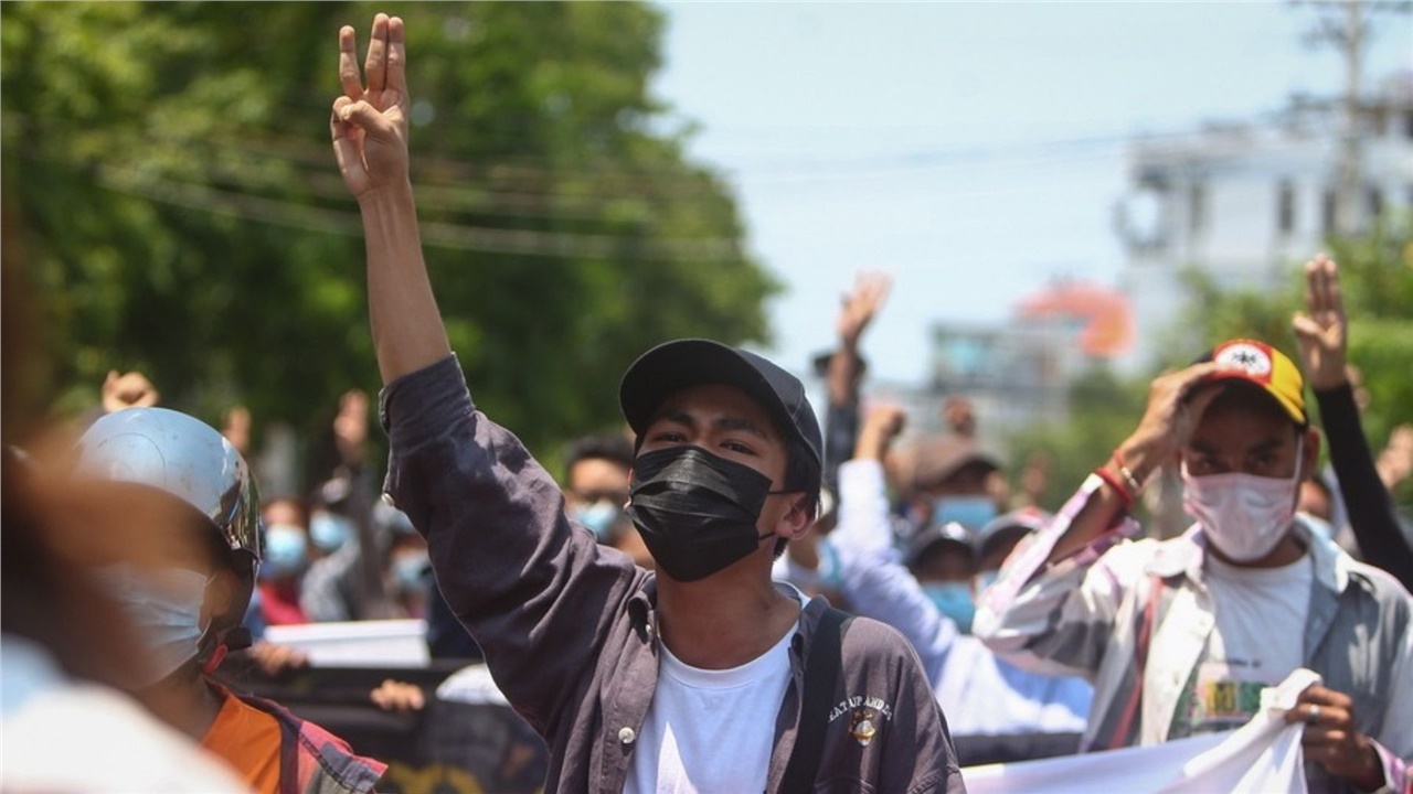 Μιανμάρ: 100 ημέρες μετά το πραξικόπημα η χώρα παραμένει βυθισμένη...