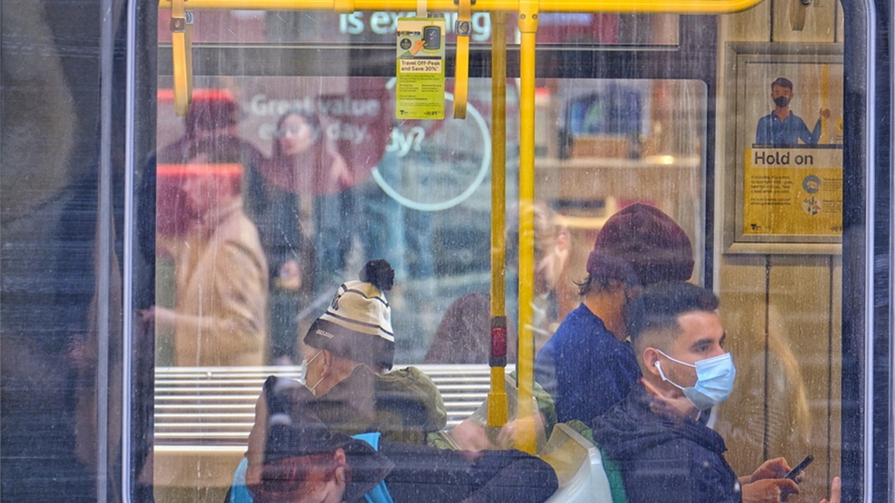 Μάσκες και κοινωνικοί περιορισμοί επιστρέφουν στη Μελβούρνη έπειτα...