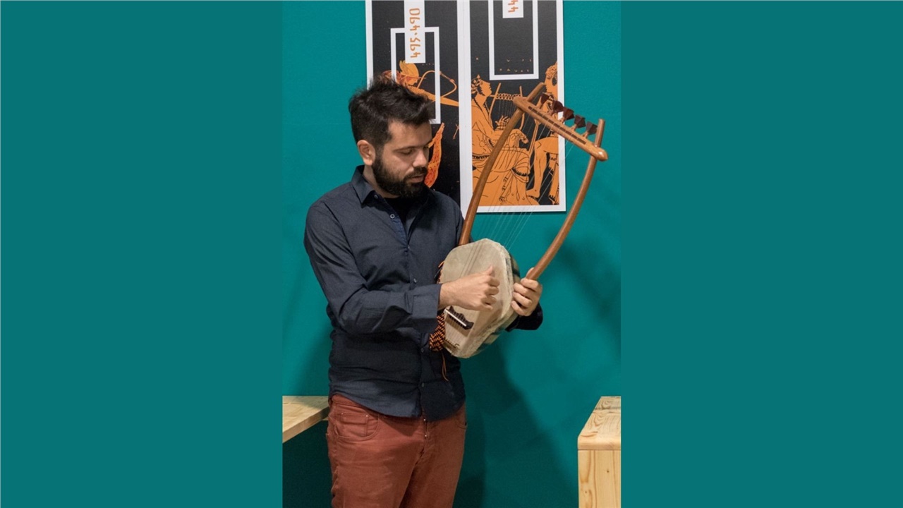 Θεσσαλονικιός παίζει στην αρχαία λύρα μέχρι και μουσική για video...