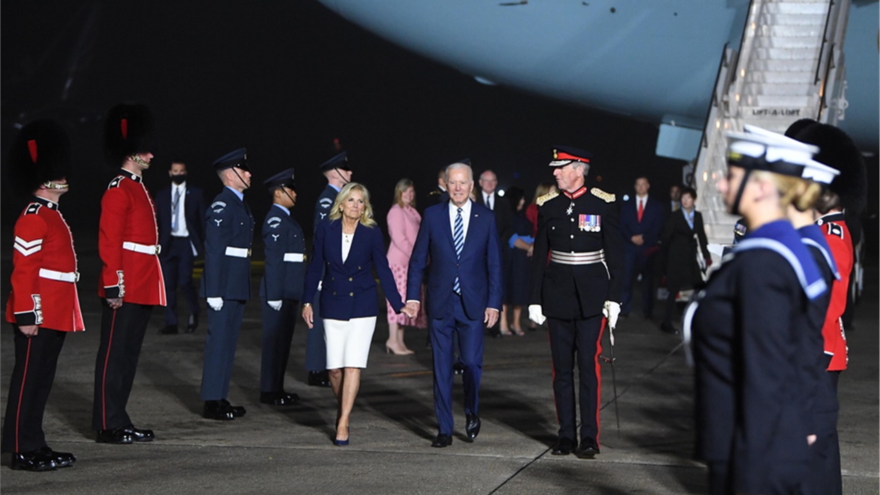 Covid-19: Ο Τζο Μπάιντεν θα υποσχεθεί τη διανομή 500 εκατ. εμβολίων...