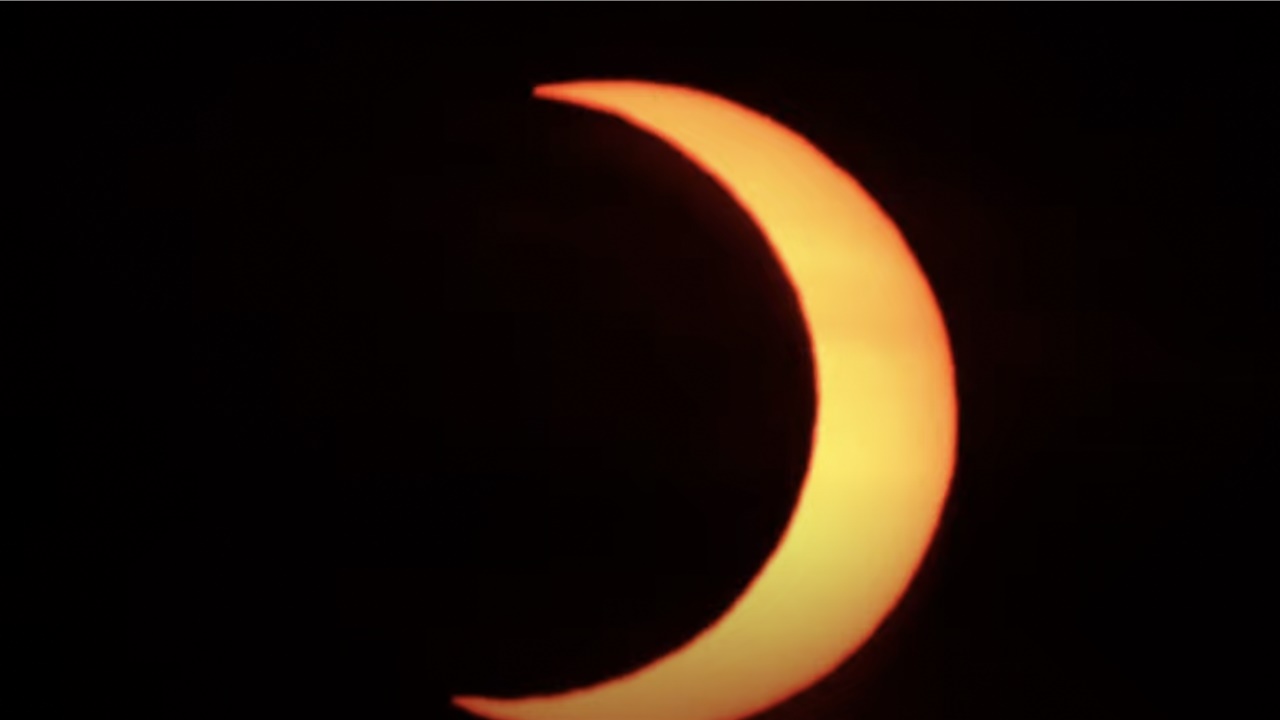 «Δαχτυλίδι της φωτιάς»: Εντυπωσιακό βίντεο καταγράφει τη μερική...