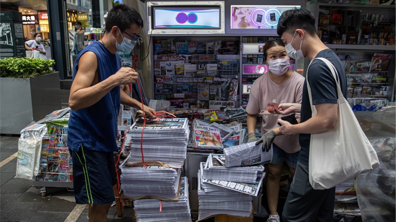Οι κάτοικοι του Χονγκ Κονγκ αποχαιρέτησαν την εφημερίδα Apple...