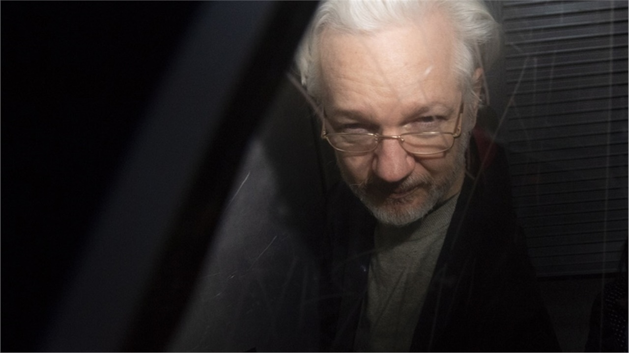 Η μνηστή του Ασάνζ ζητεί από τον πρόεδρο Μπάιντεν να απελευθερώσει...