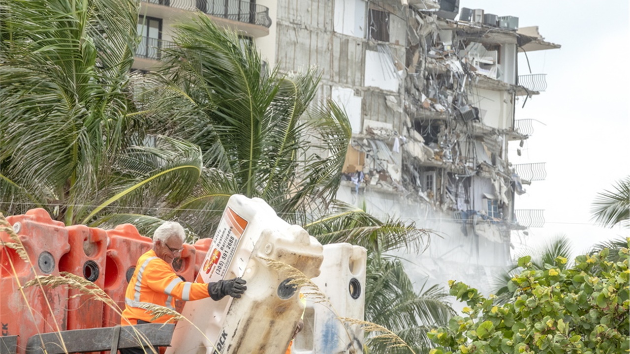 ΗΠΑ: Οι διασώστες εργάζονται 24 ώρες το 24ωρο αναζητώντας επιζώντες...