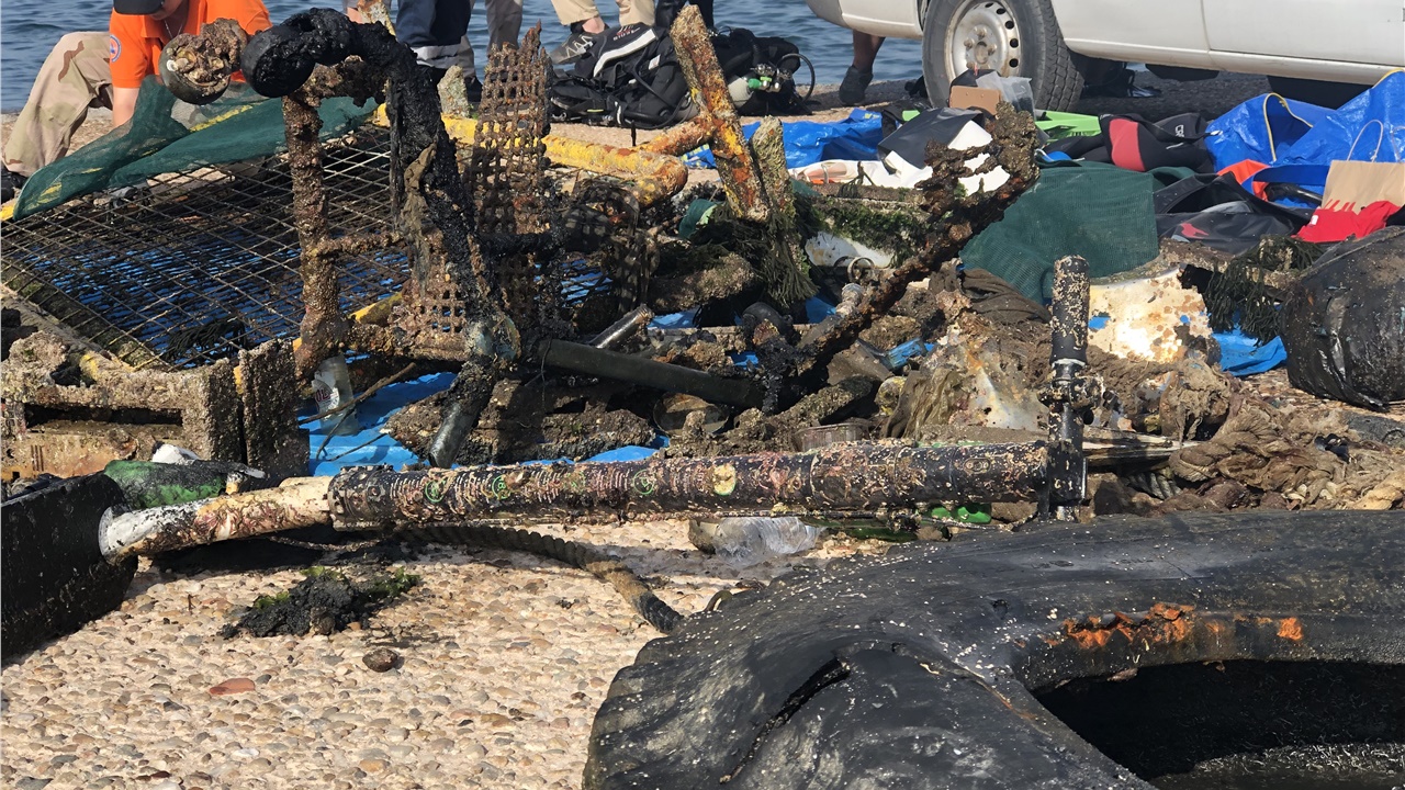 Από καρότσι σούπερ μάρκετ ως και...μπαταρία αυτοκινήτου ανέσυραν...