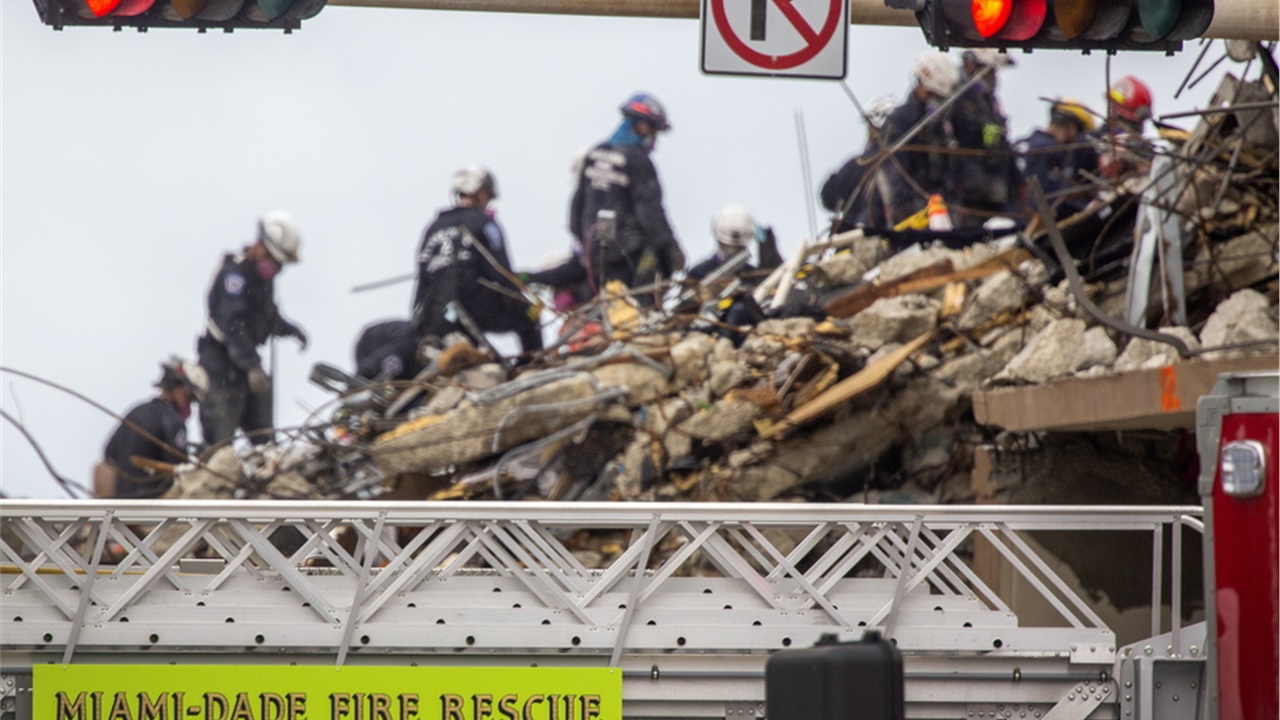 Κατάρρευση πολυκατοικίας στη Φλόριντα: Στους 18 οι νεκροί, 140...