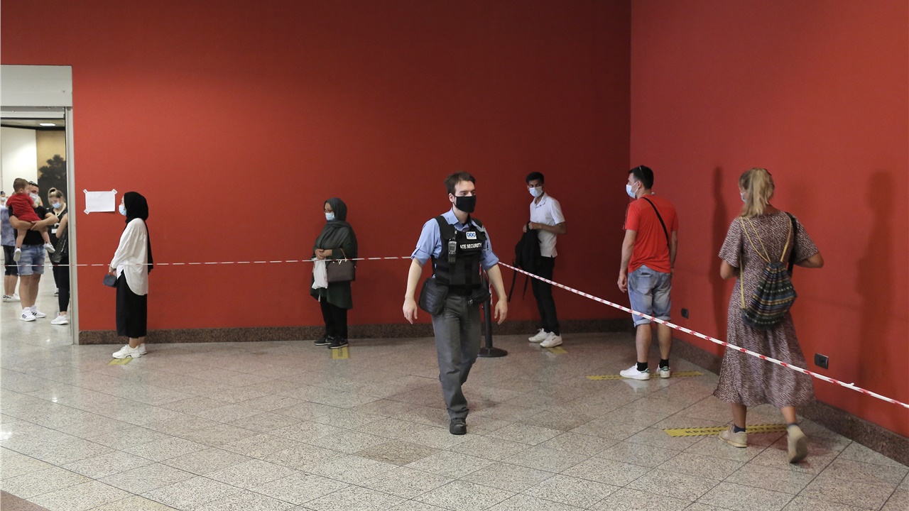 Ουρές στο Σύνταγμα για δωρεάν rapid test