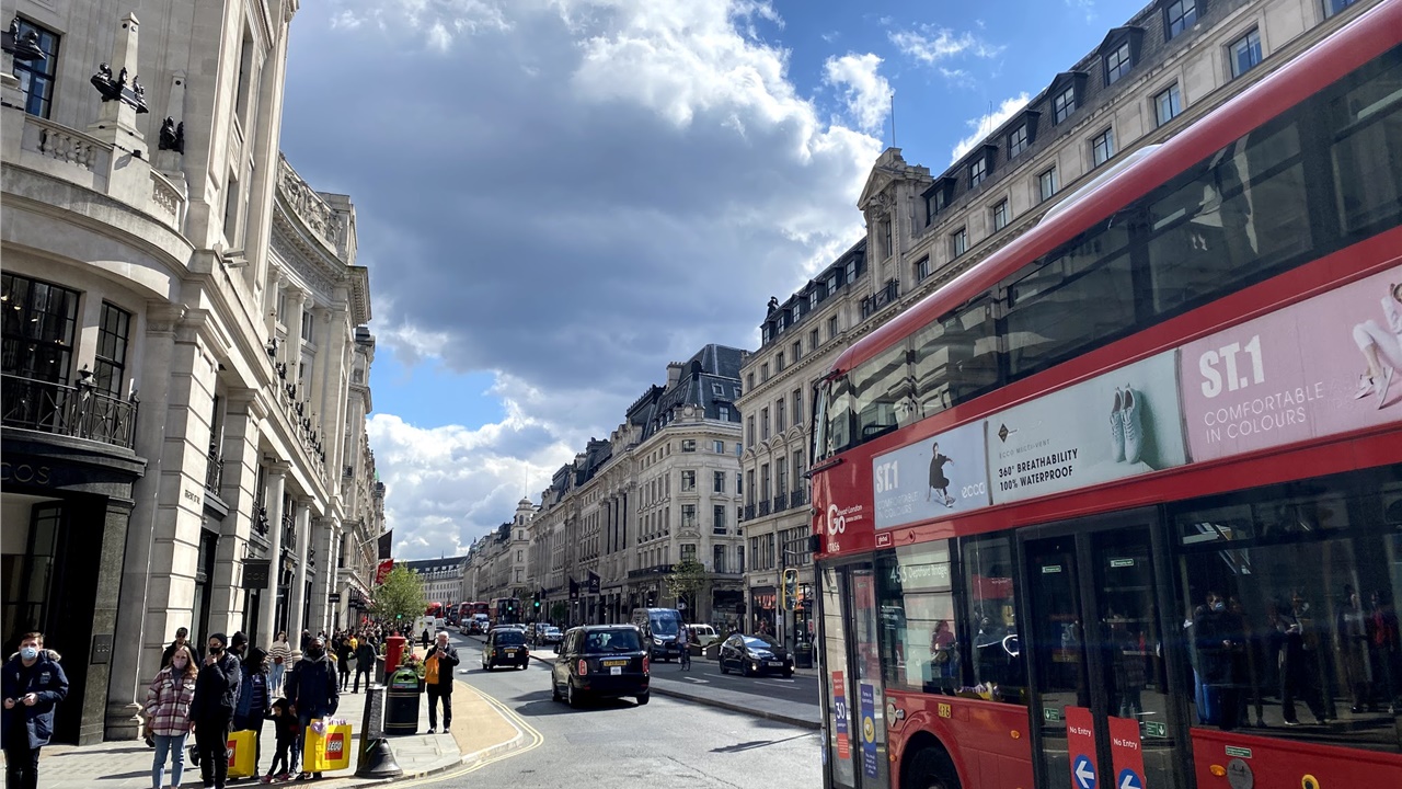 Covid-19: Τα κρούσματα στην Αγγλία έχουν τετραπλασιαστεί από...