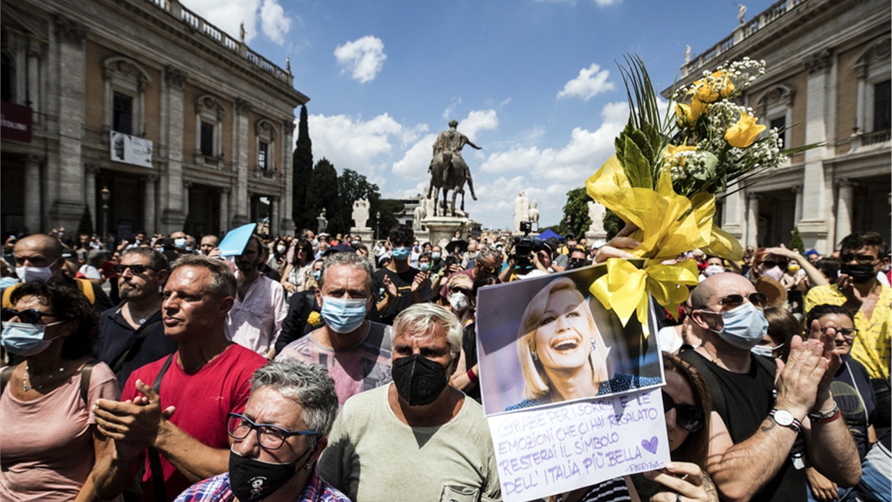 Χιλιάδες πολίτες στην Ρώμη για το στερνό αντίο στην Ραφαέλα Καρά