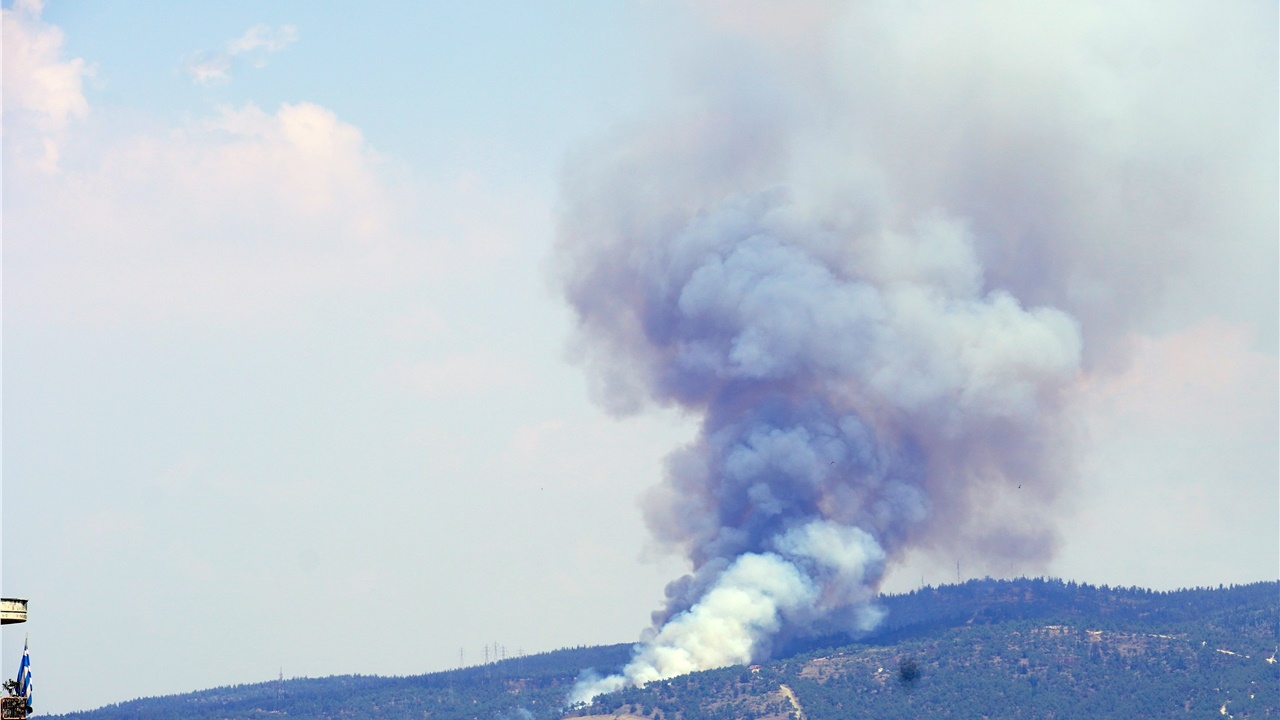 Κινητοποίηση επίγειων και εναέριων δυνάμεων για την φωτιά στο...