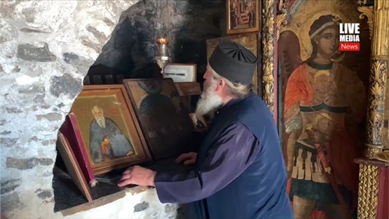 Στην ιστορική Μονή της Παναγίας της Χοζοβιώτισσας με τον ηγούμενο, πατέρα Σπυρίδωνα