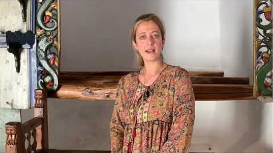 Η Καλλιόπη Δεσποτίδη, αντιδήμαρχος Αμοργού, μας ξεναγεί στα μουσεία του νησιού