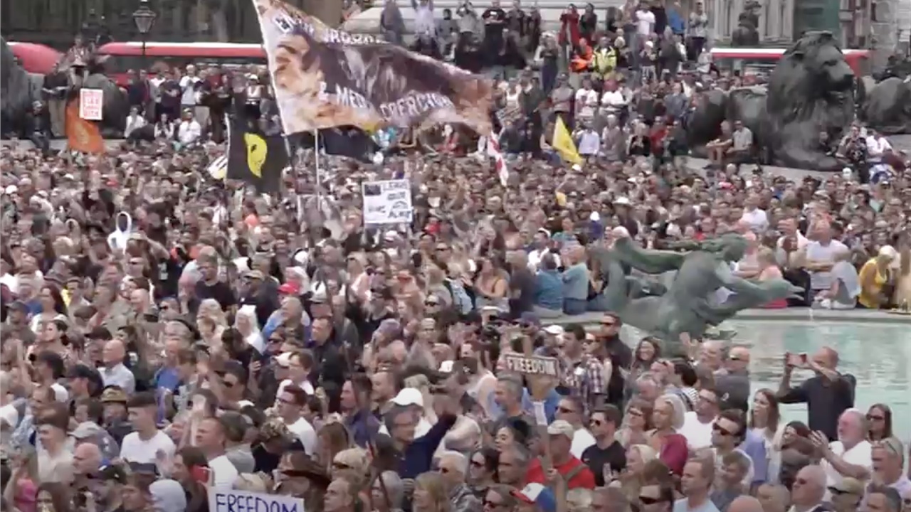 Μεγάλες συγκεντρώσεις σε Λονδίνο και Παρίσι κατά των υποχρεωτικών...