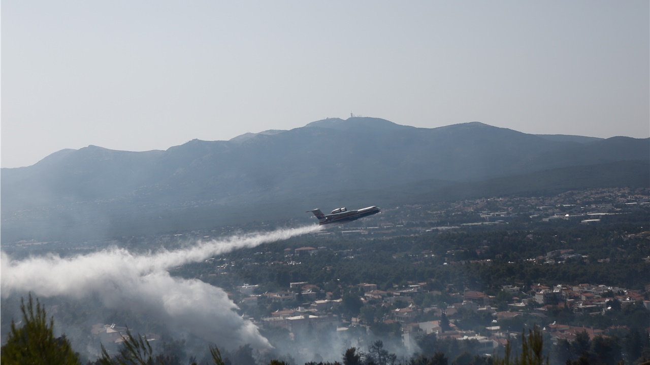 Σε ύφεση η πυρκαγιά στη Σταμάτα Αττικής