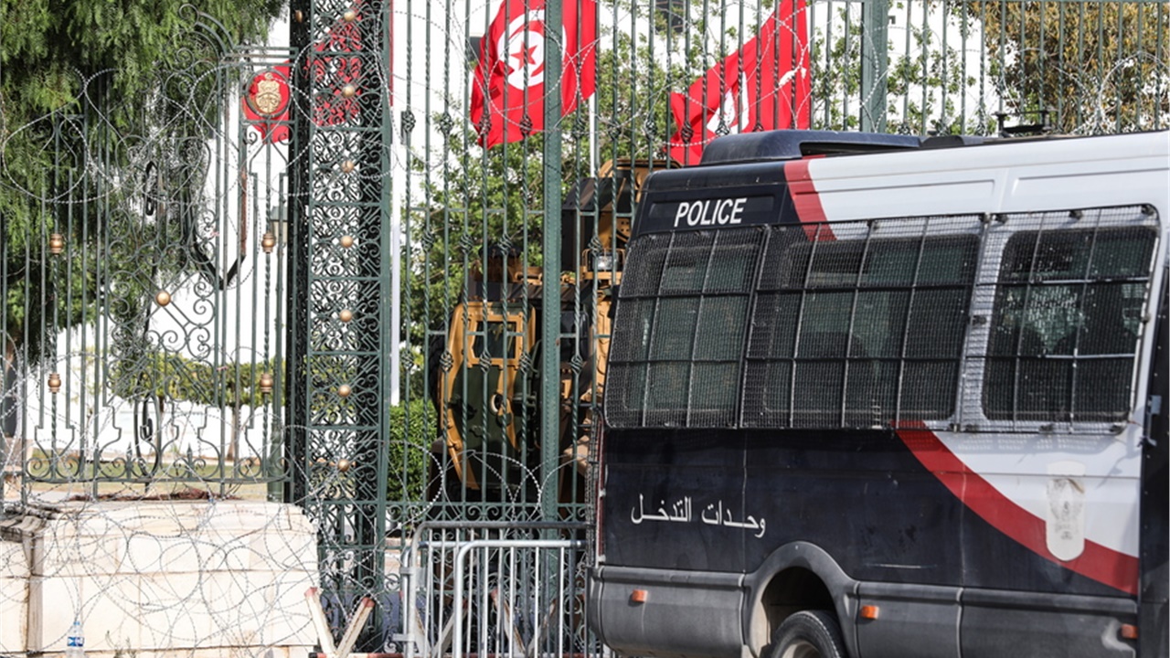 Η Τυνησία υποκύπτει στις σειρήνες του ισχυρού της άνδρα