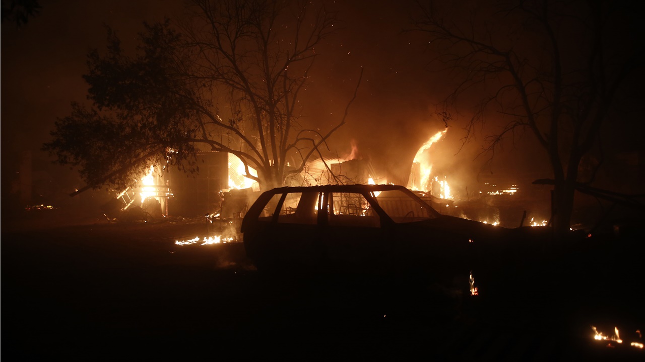 Οι φλόγες συνεχίζουν το καταστροφικό τους έργο στη Βαρυμπόμπη...