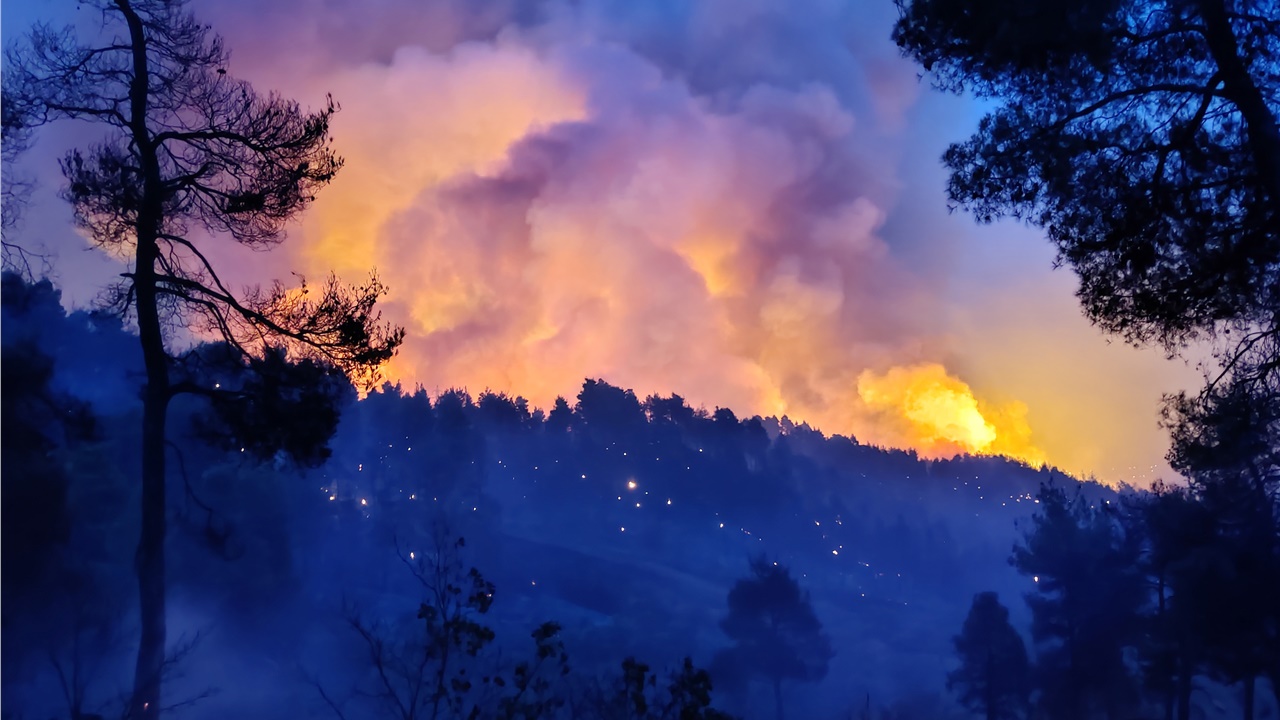 Από χωριό σε χωριό δίνεται η μάχη με τις φλόγες στην Εύβοια