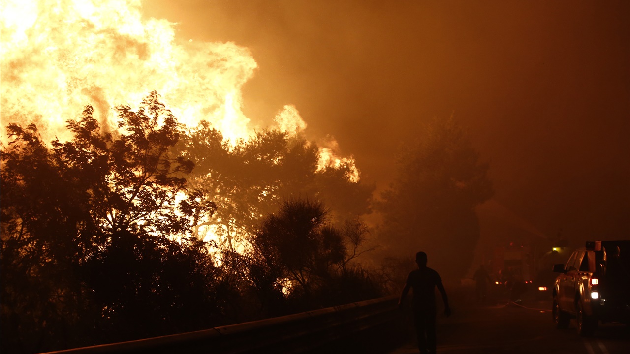 Κόλαση από τη μεγάλη πυρκαγιά στις Αφίδνες - Μέτωπο και προς...