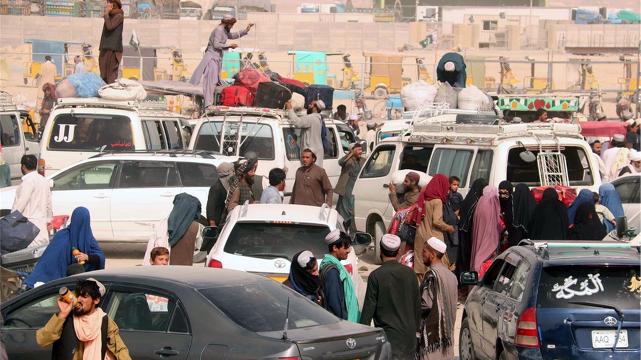 Σκηνές χάους στο αεροδρόμιο της Καμπούλ - Πτήσεις απομάκρυνσης...