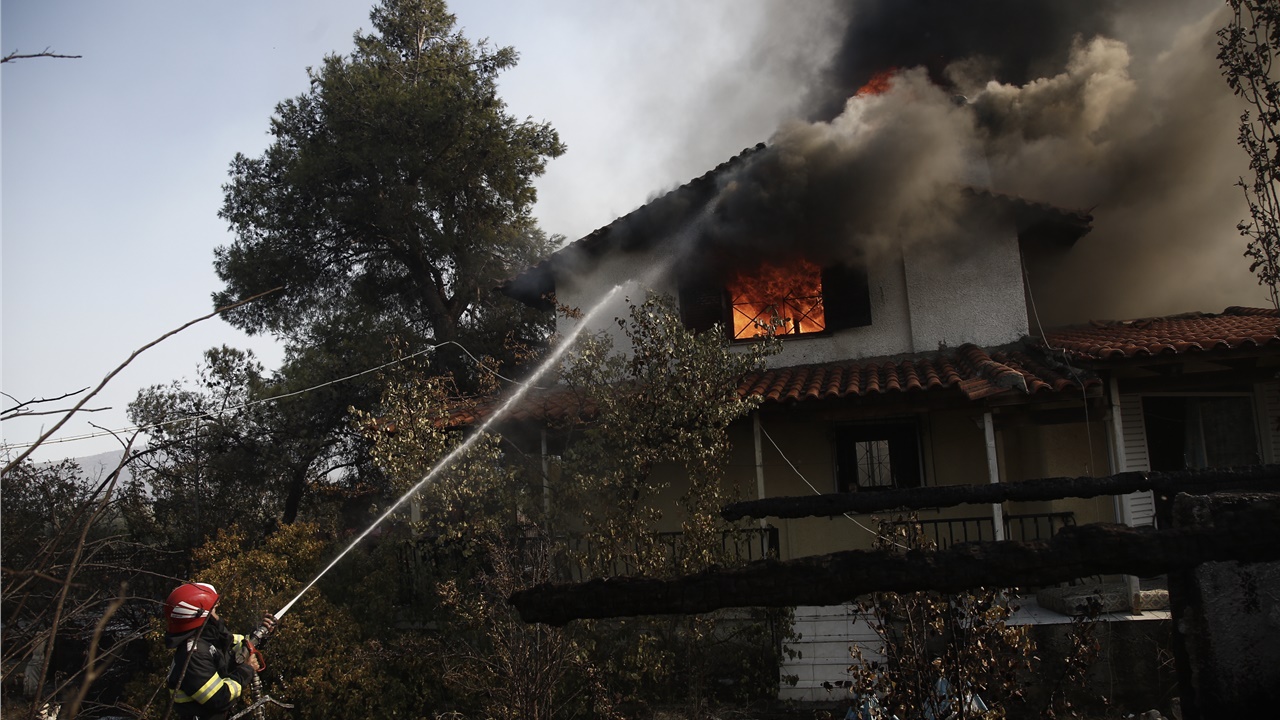 Συνεχίζουν να επιχειρούν ισχυρές πυροσβεστικές δυνάμεις στην...