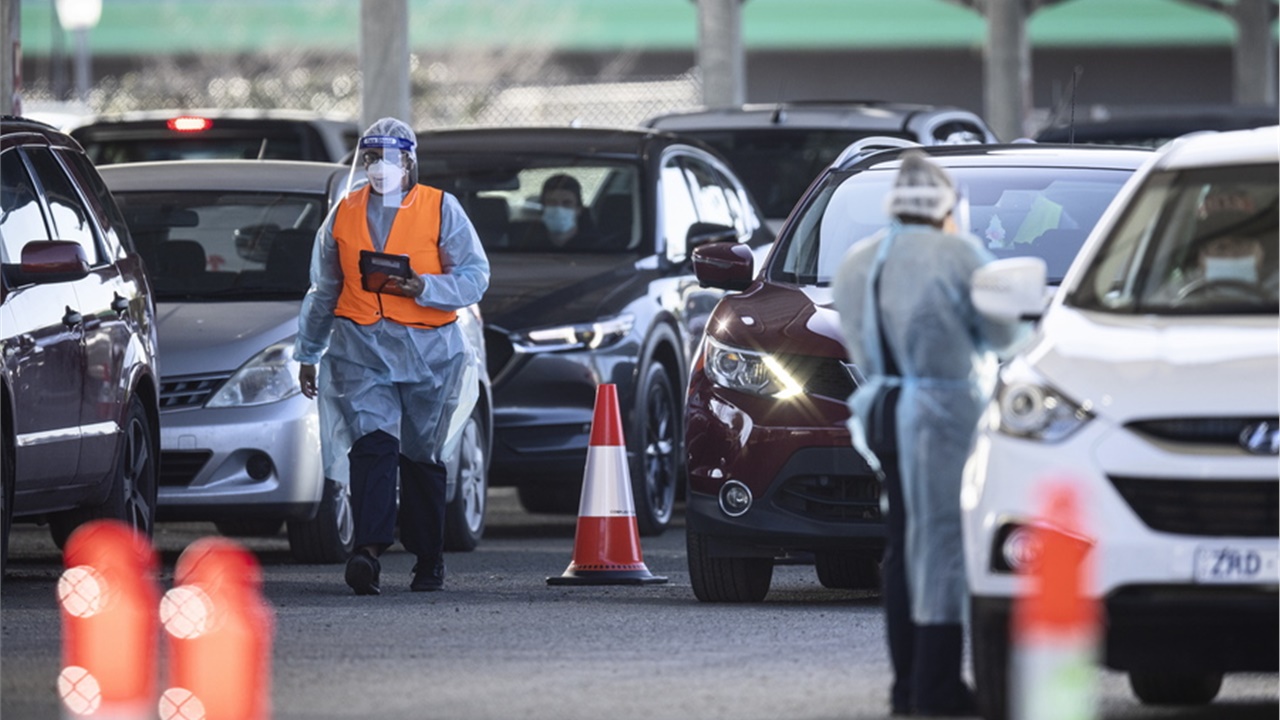 Τα νέα στελέχη του κορονοϊού άλλαξαν την πορεία της πανδημίας....