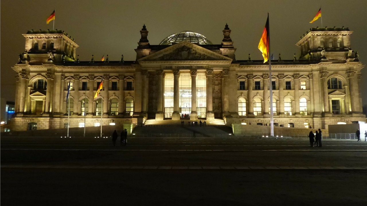 Γερμανία - Εκλογές: Το SPD προηγείται των συντηρητικών της Μέρκελ...