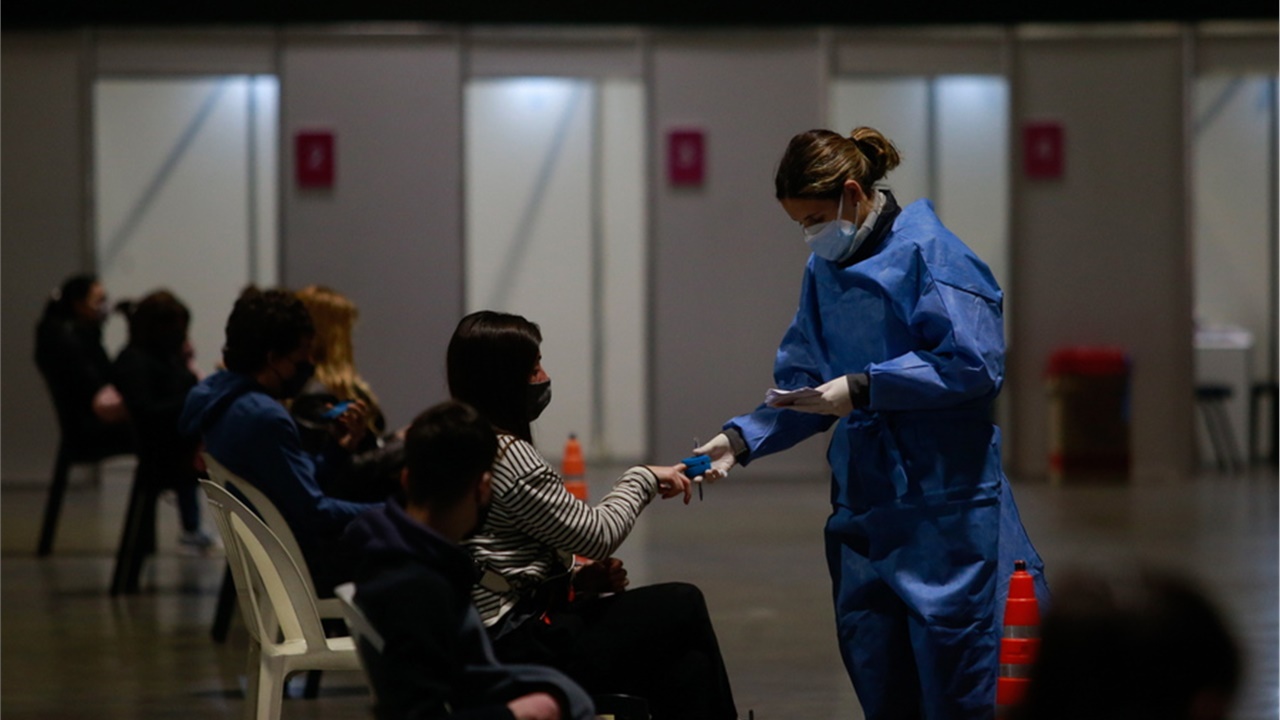 COVID-19: Η αργοπορία της εκστρατείας ανοσοποίησης ενδέχεται...