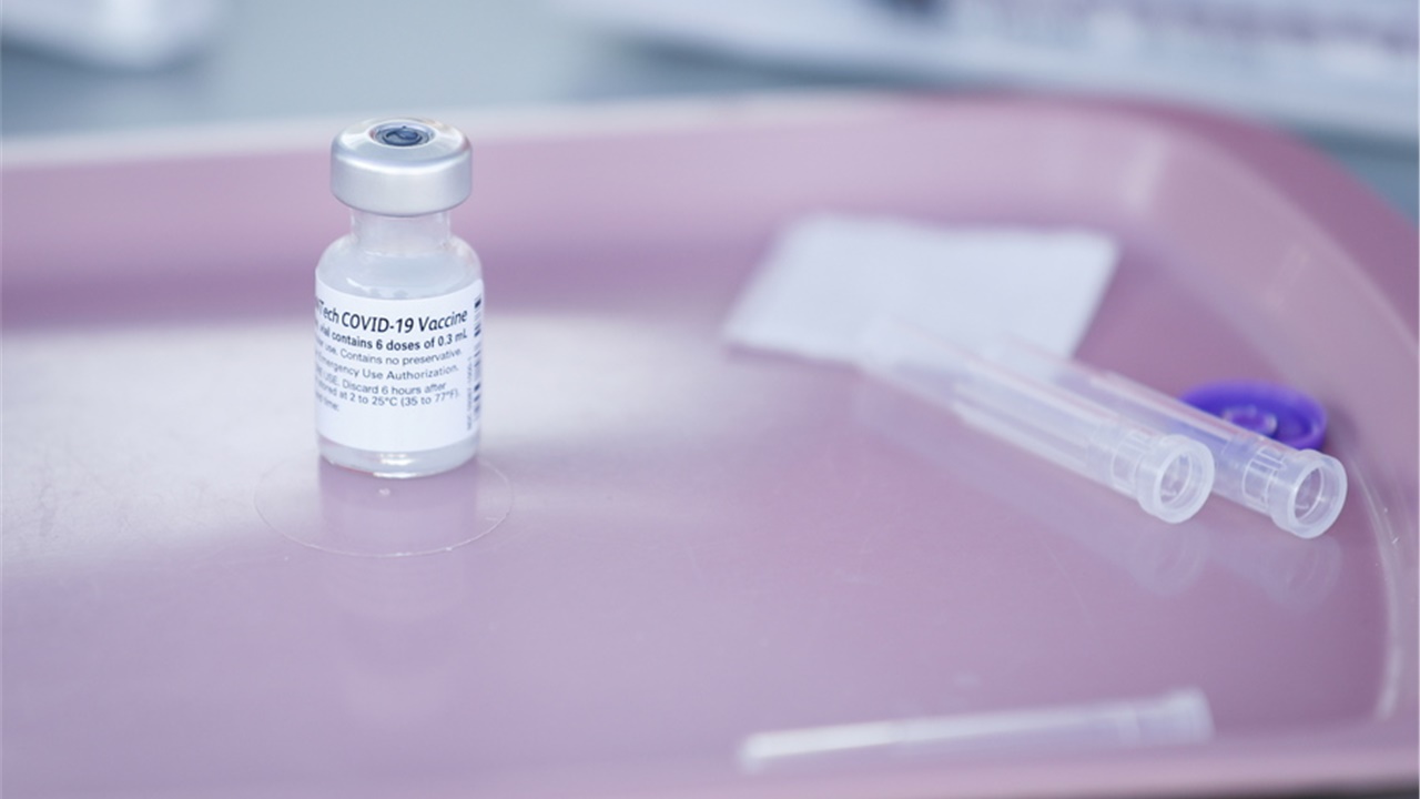 COVID-19: Η προστασία που παρέχουν τα εμβόλια αρχίζει να μειώνεται...