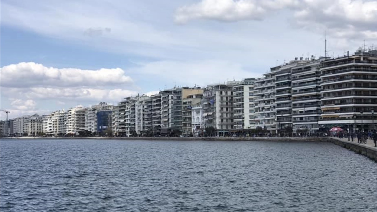 Θεσσαλονίκη: Από ομπρέλες και κινητά μέχρι ιατρικές εξετάσεις...