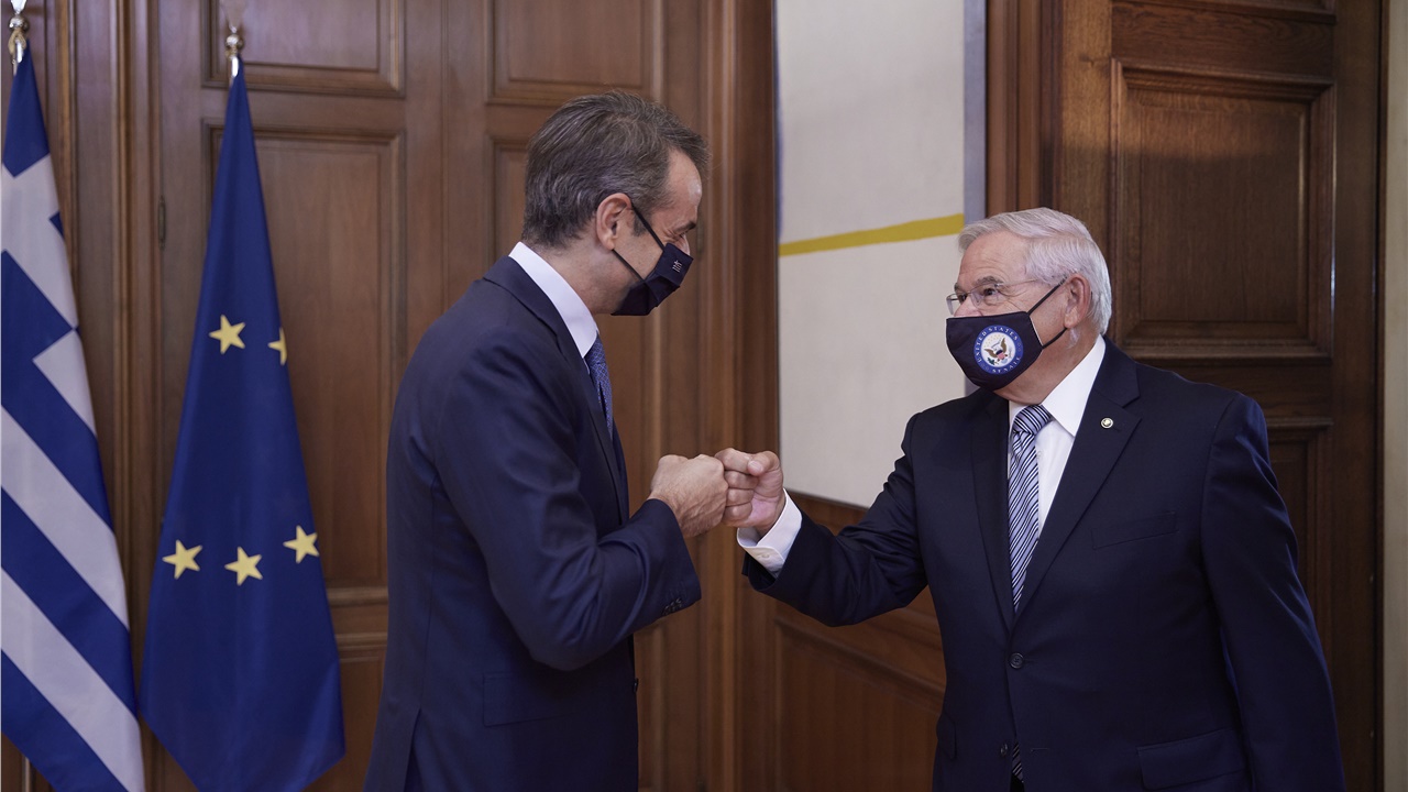Συνάντηση Μητσοτάκη - Μενέντεζ: Ελληνοαμερικανικές σχέσεις, κλιματική...