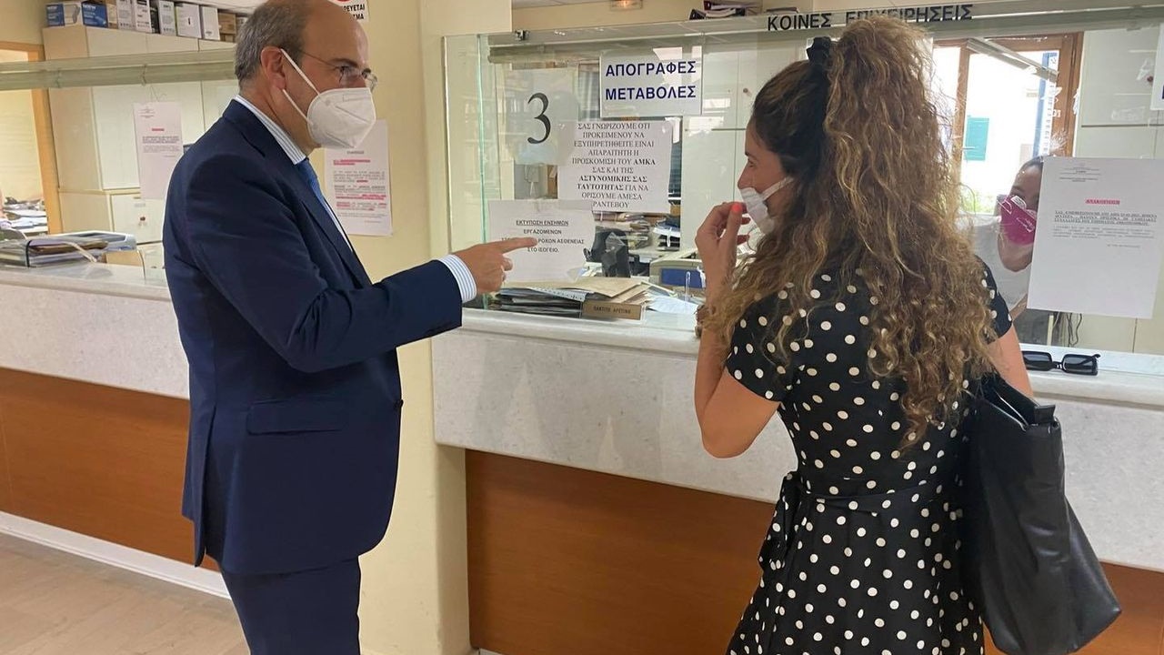 «Είμαι ο υπουργός. Πιστέψτε με!» - Το αστείο περιστατικό σε υποκατάστημα...