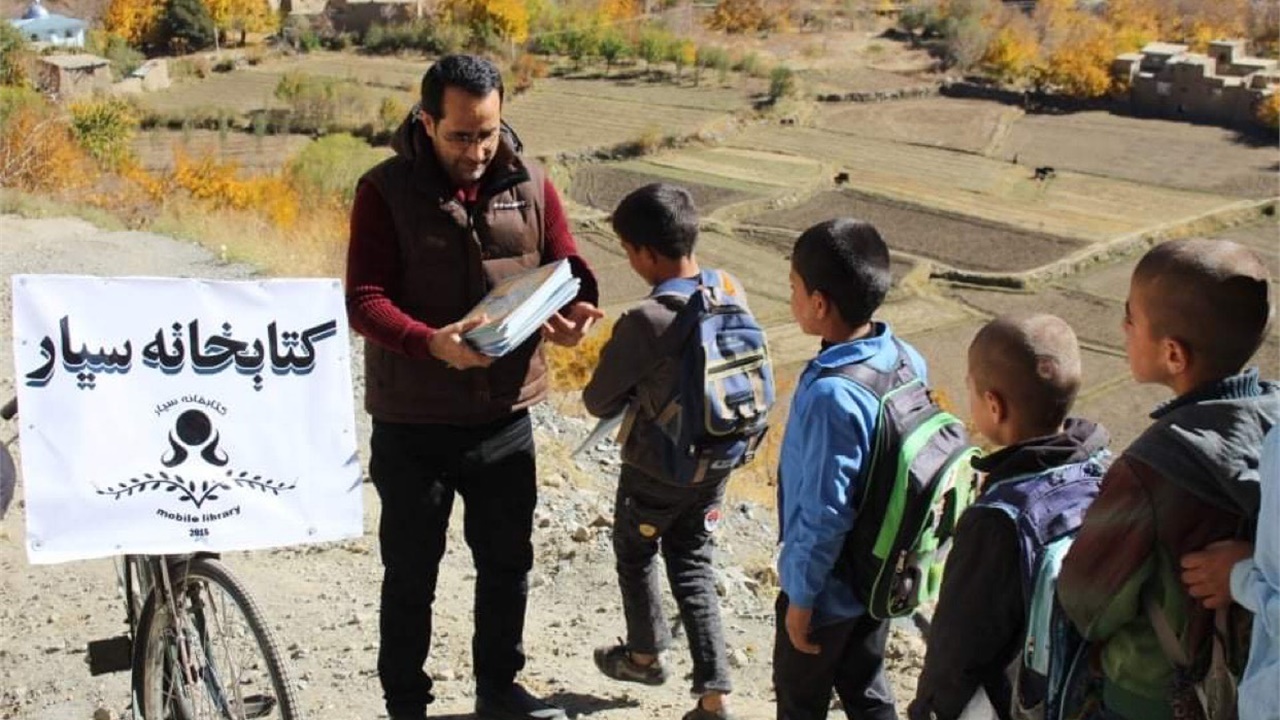 Ο δάσκαλος που μετέφερε με το ποδήλατό του βιβλία στα απομακρυσμένα...