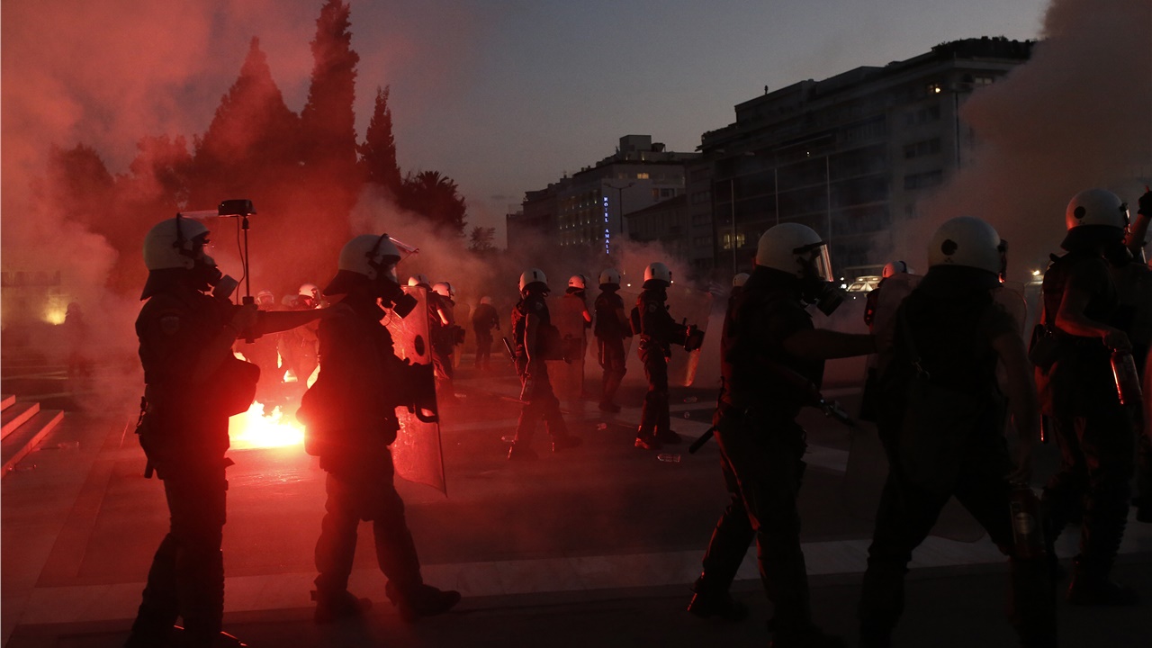 Σαράντα επτά προσαγωγές στη συγκέντρωση κατά των υποχρεωτικών...