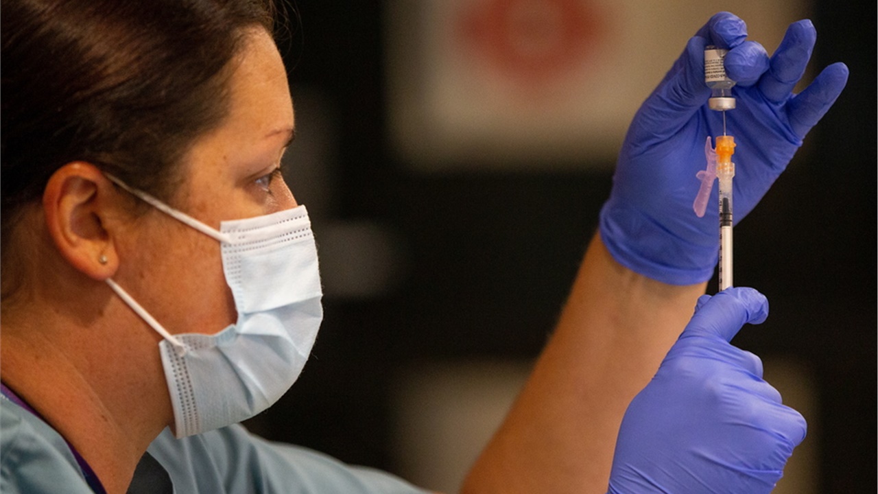 Γαλλία: Στόχος η χορήγηση τρίτης δόσης σε 18 εκατομμύρια άτομα...