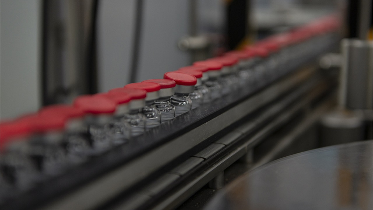 Τουλάχιστον 15 εκατομμύρια δόσεις εμβολίων κατά του κορονοϊού...