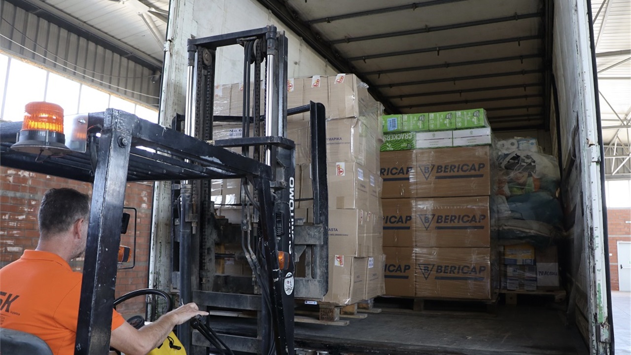 Δεκαεπτά τόνοι ζωοτροφών και ειδών πρώτης ανάγκης από την Περιφέρεια...