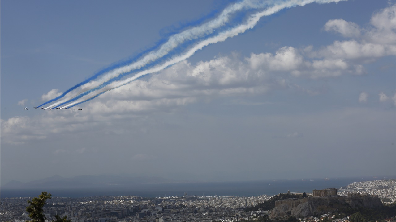 Τα ελληνικά χρώματα σχημάτισαν, πάνω από την Ακρόπολη, γαλλικά...