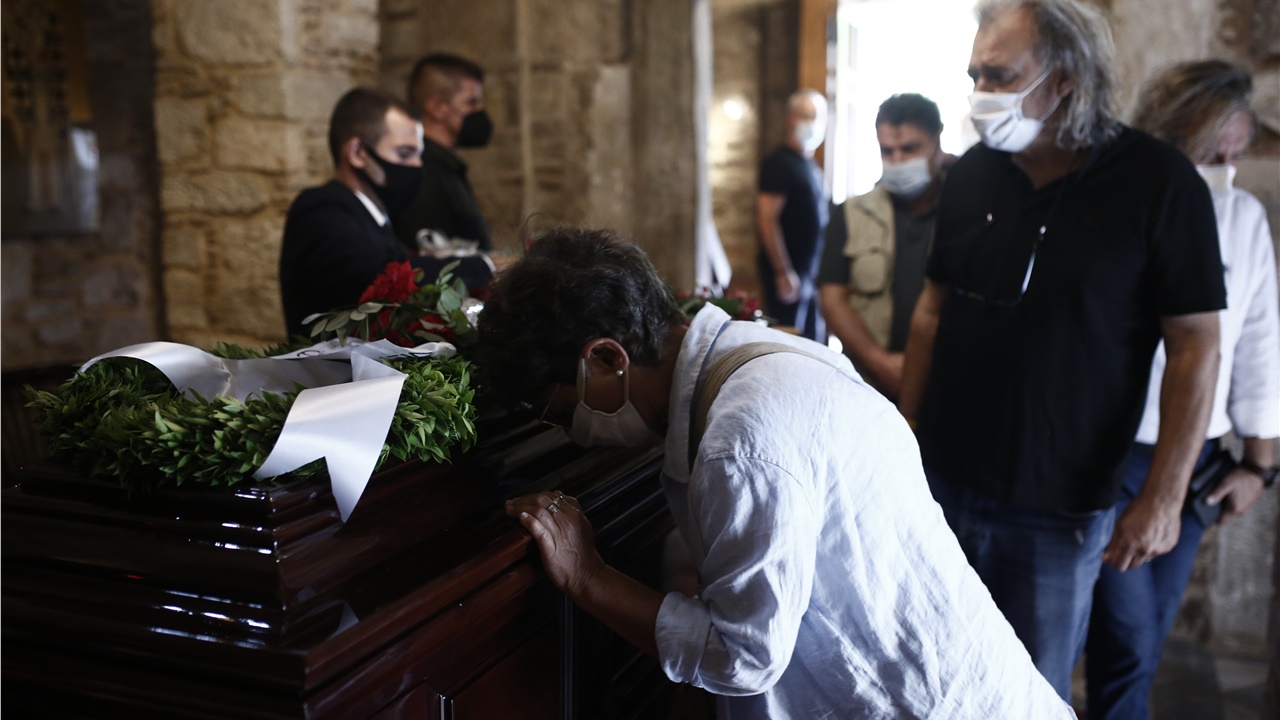 Λαϊκό προσκύνημα για τον Μίκη Θεοδωράκη - Σήμερα η τελετή αποχαιρετισμού