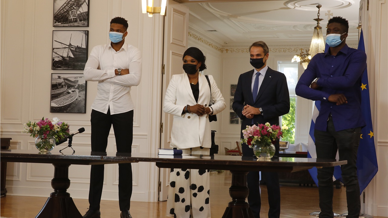 Πολιτογραφούνται τιμητικά Έλληνες η μητέρα και ο νεότερος αδελφός...