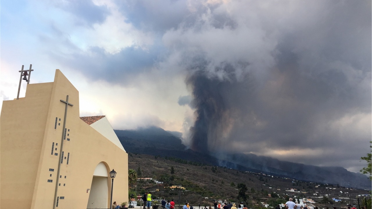 Ισπανία: Έκρηξη ηφαιστείου στο νησί Λα Πάλμα - Χιλιάδες κάτοικοι...