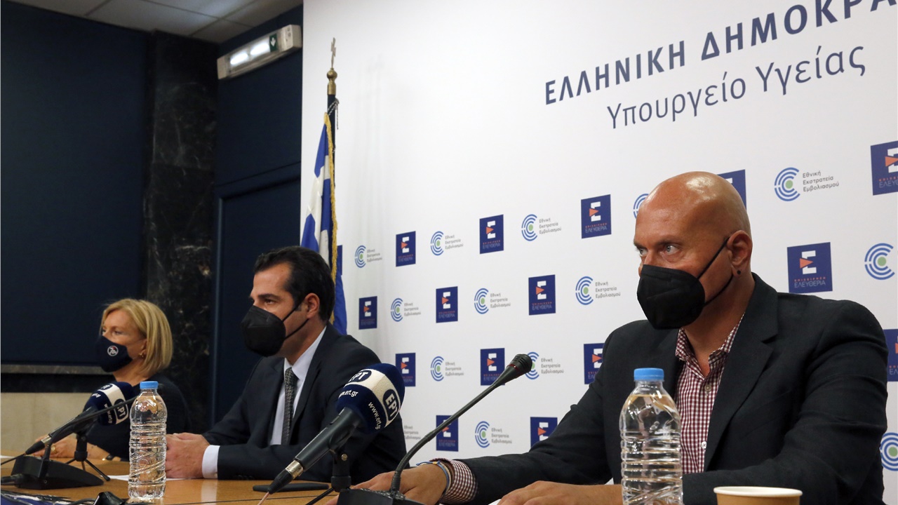 Χωρίς περιορισμούς για τους εμβολιασμένους σε κλειστούς χώρους...