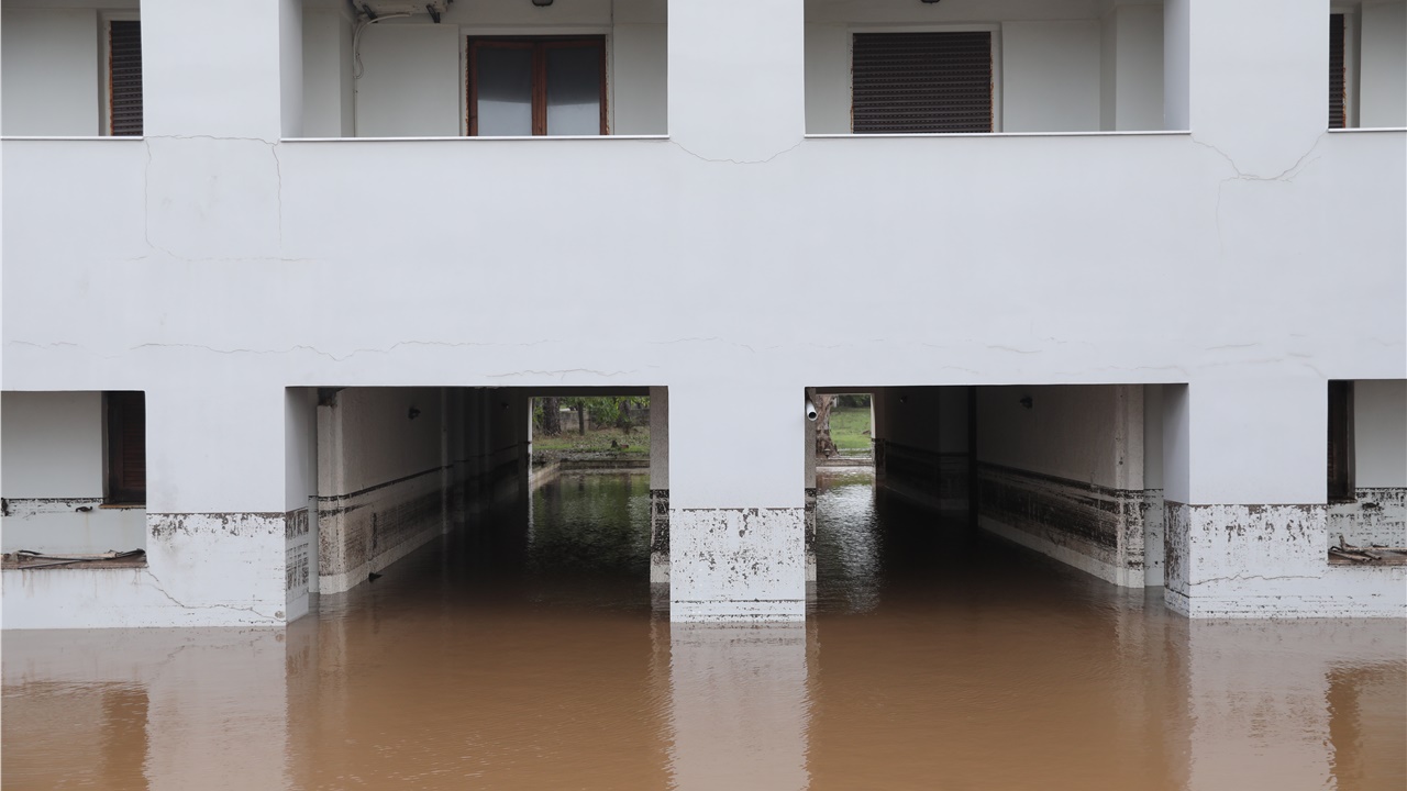 Β. Εύβοια: Οι κάτοικοι μετρούν τις πληγές τους και φοβούνται...