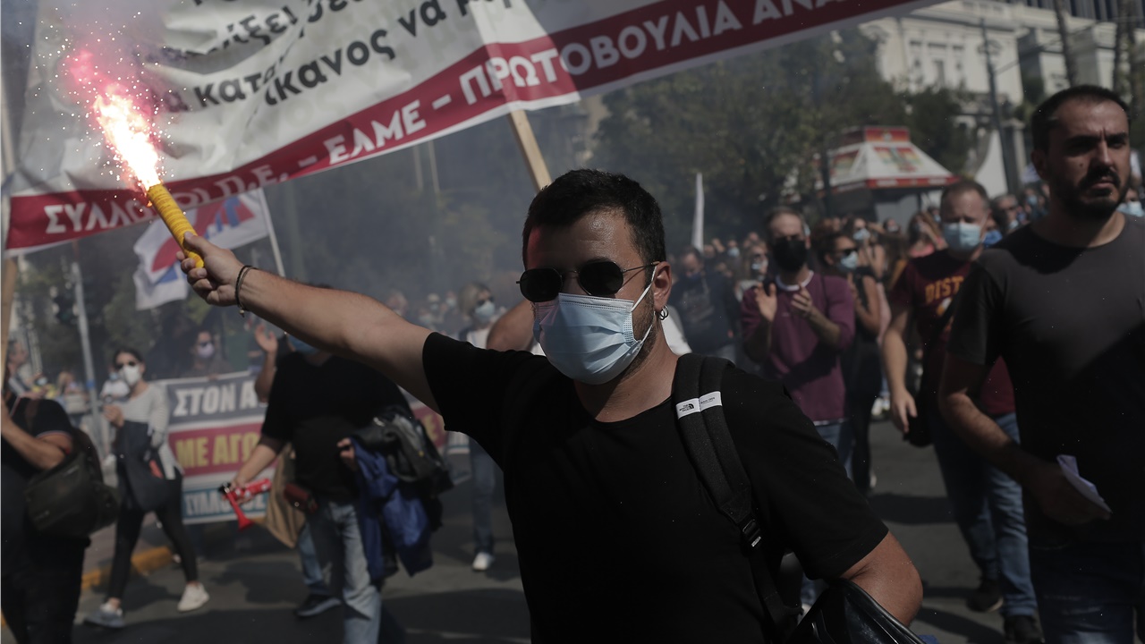 Συγκέντρωση εκπαιδευτικών, φοιτητών και μαθητών έξω από τη Βουλή