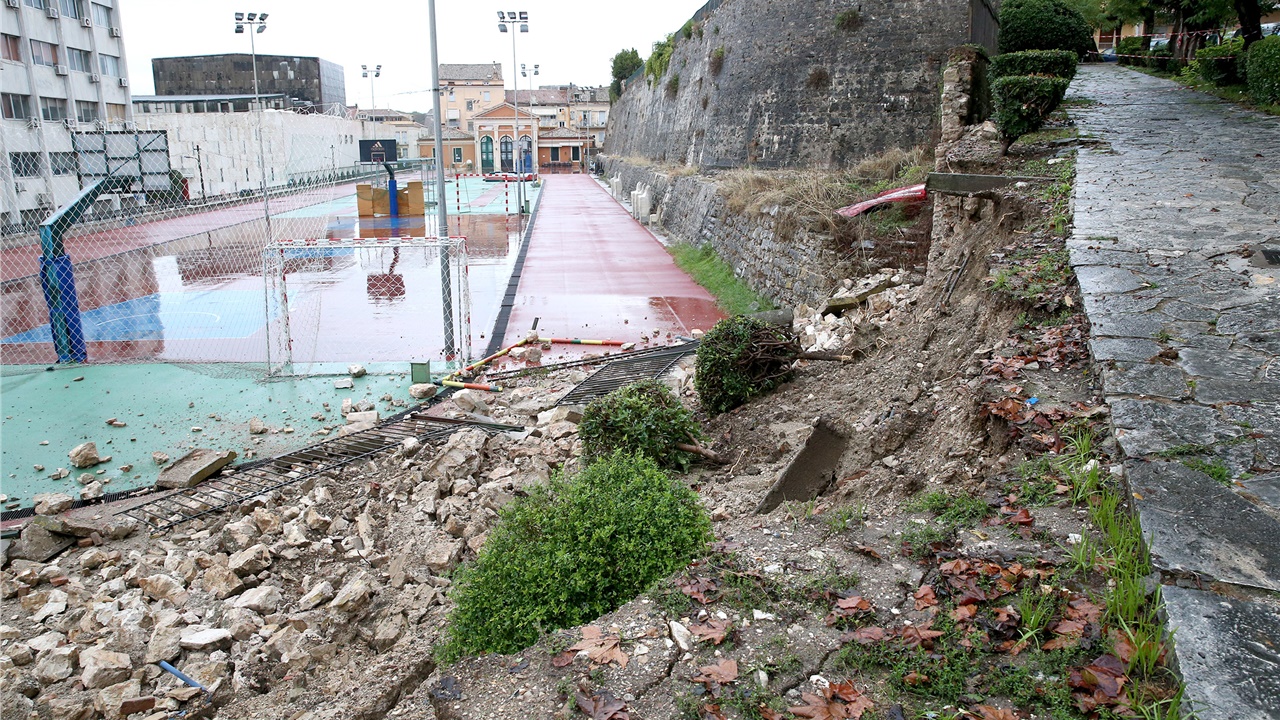 Κέρκυρα: Αποκλεισμένα χωριά, «βομβαρδισμένο» οδικό δίκτυο και...
