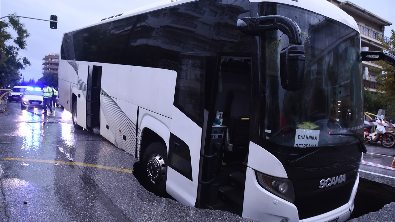 Θεσσαλονίκη: Άνοιξε «τρύπα» στην Εθν. Αντιστάσεως και ...κατάπιε...