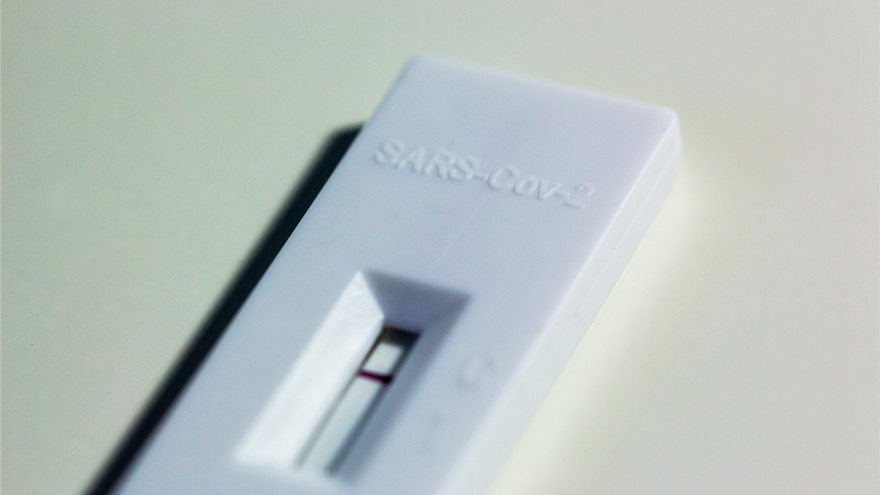 Πώς θα διενεργούνται τα υποχρεωτικά rapid tests για τους ανεμβολίαστους...